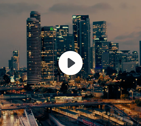 Die Skyline einer Stadt als Startscreen des Videos.