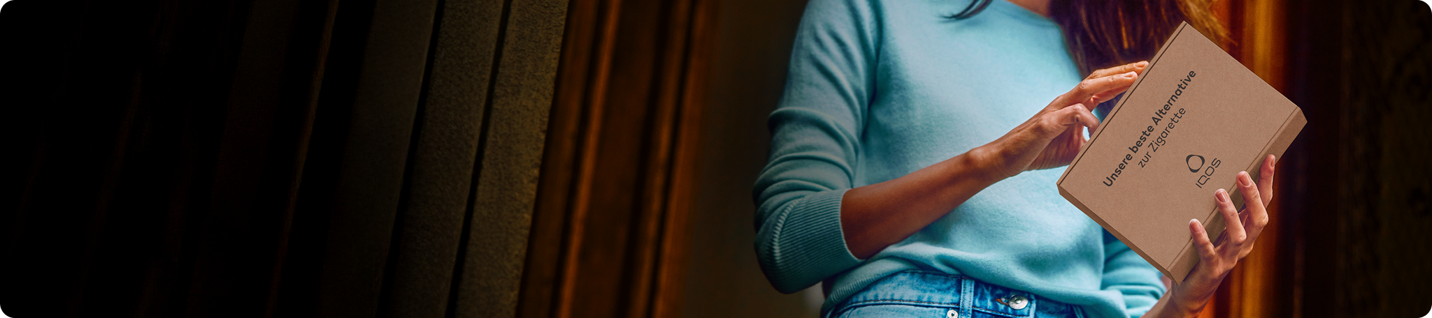 Ein IQOS Päckchen wird entgegen genommen.