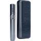 Ein IQOS ILUMA i PRIME Gerät in der Farbe Midnight Black. Der Holder liegt auf dem Pocket Charger. Der Hintergrund ist unscharf und in warmen Orange- und Rottönen gehalten.