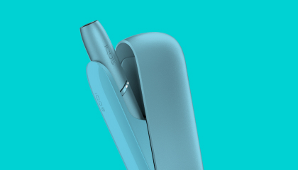 Stylet d'IQOS Originals Duo, chargeur de poche et recharge de tabac HEETS.