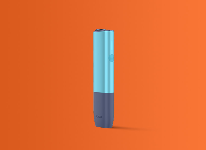 Zařízení IQOS ILUMA WE ONE limitovaná edice na oranžovém pozadí.