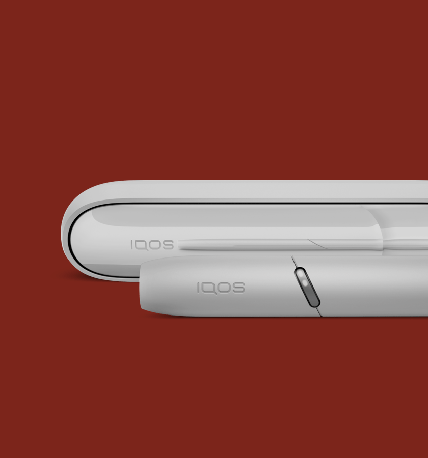Ein weißes IQOS 3 DUO Gerät vor einem rotem Hintergrund