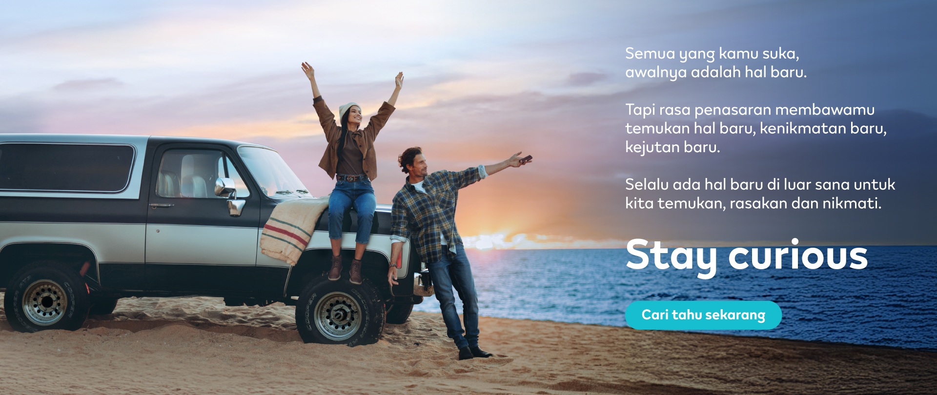 Banner Stay Curious IQOS – Seorang pria dan seorang Wanita berdiri di pnatai dengan sebuah mobil