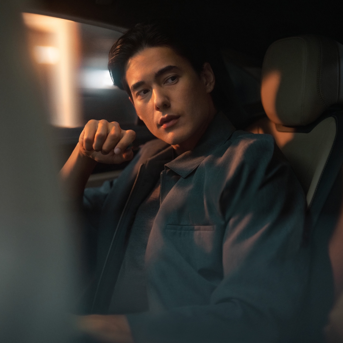 Мужчина сидит на заднем сиденье автомобиля