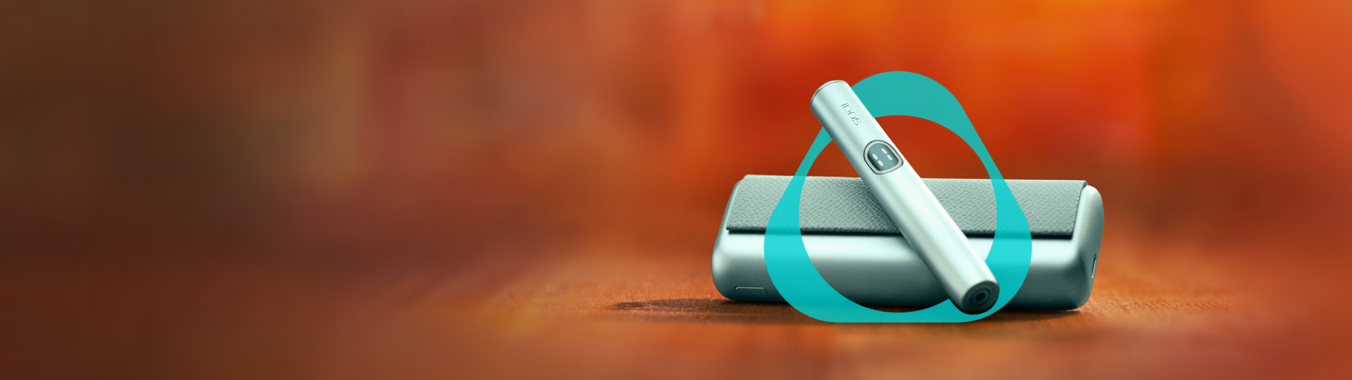 Устройство IQOS ILUMA i PRIME цвета Лазурный бриз над зарядным устройством на красном фоне