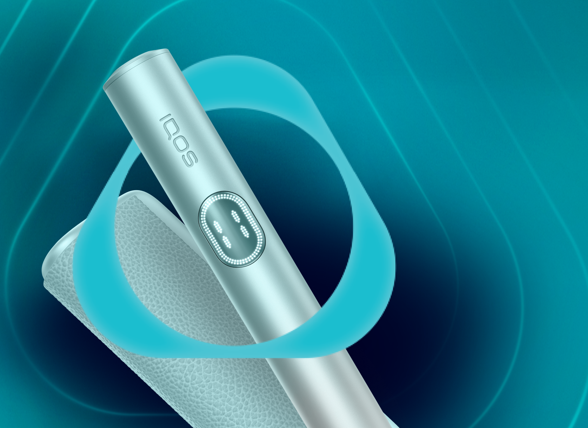 Кочкул бирюза түстүү фондо IQOS логотибинин ичинде Лазердүү бриз түсүндөгү IQOS ILUMA i PRIME кармагычы