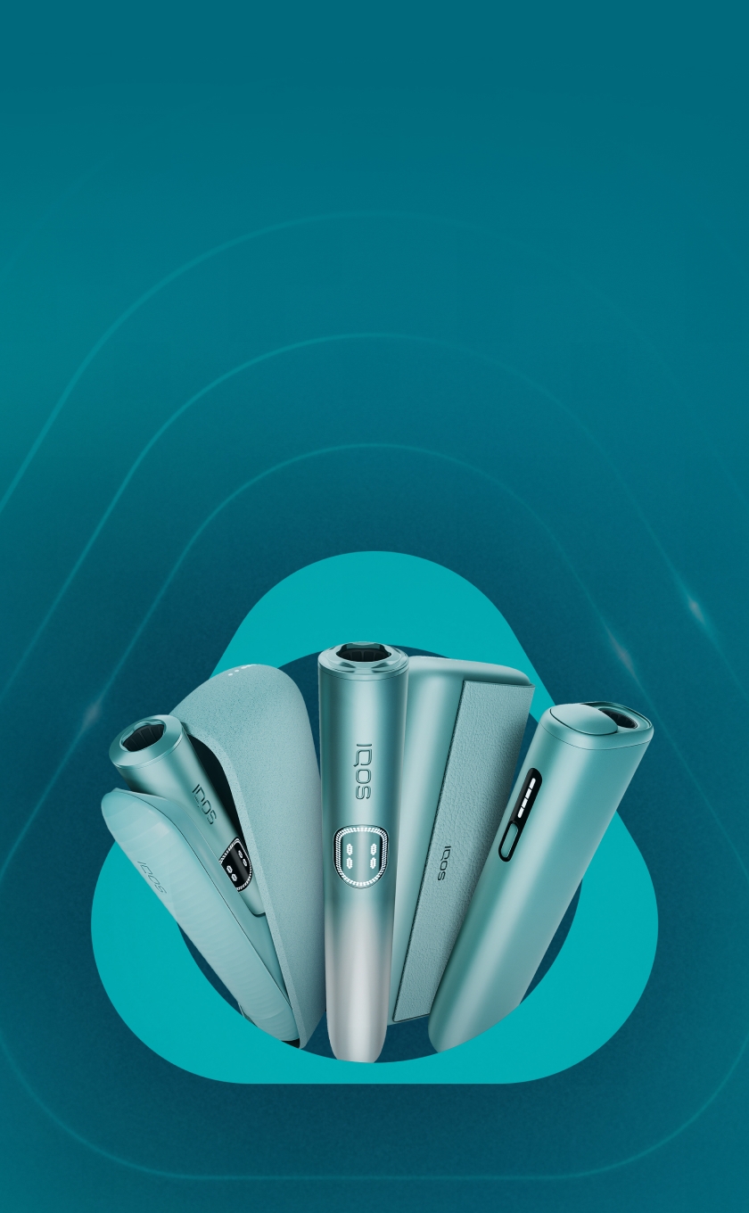 Линейка IQOS ILUMA i — IQOS ILUMA i PRIME, IQOS ILUMA i и IQOS ILUMA i ONE на темно-бирюзовом фоне