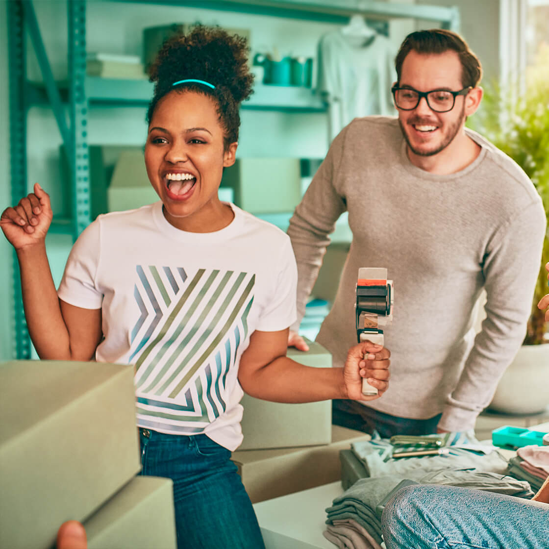 Мужчина и жеyщина радуются