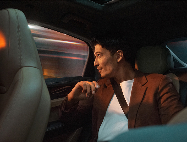 Мужчина сидит на заднем сиденье автомобиля