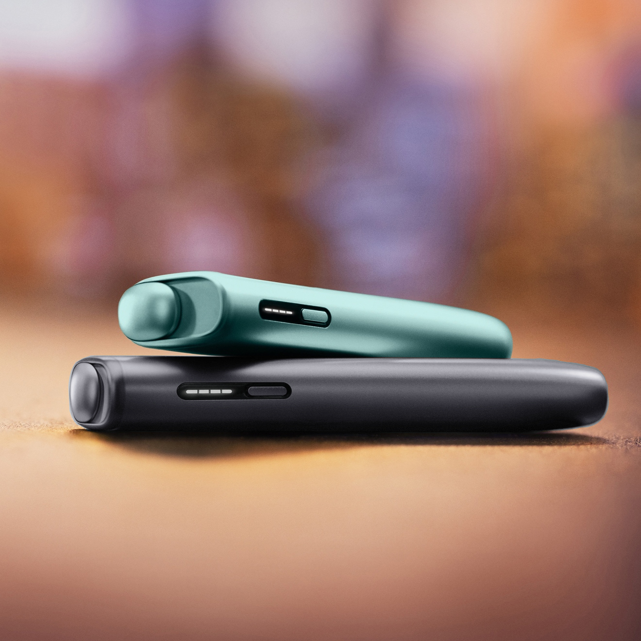 Устройство IQOS ILUMA i ONE цвета Лазурный бриз на устройстве IQOS ILUMA i ONE цвета Черный графит