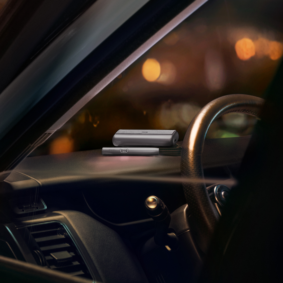 Устройство IQOS ILUMA i PRIME цвета Черный графит в машине