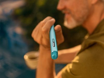 A MAN HOLDING IQOS ILUMA I ONE BREEZE BLUE