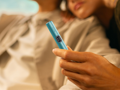 A PERSON HOLDING IQOS ILUMA I HOLDER BREEZE BLUE