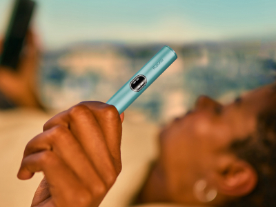 A PERSON HOLDING IQOS ILUMA I HOLDER BREEZE BLUE