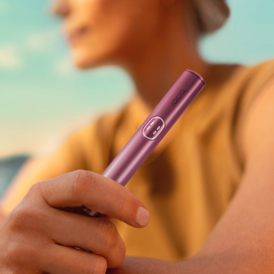 A WOMAN HOLDING IQOS ILUMA I HOLDER DIGITAL VIOLET