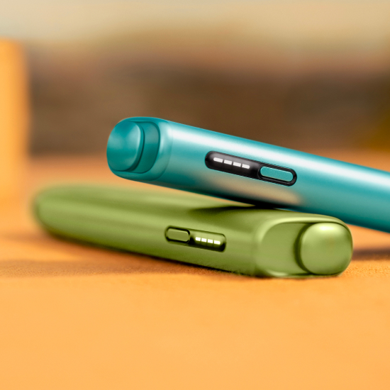 Zwei IQOS ILUMA i ONE Geräte – oben in Breeze Blue, unten in Leaf Green.