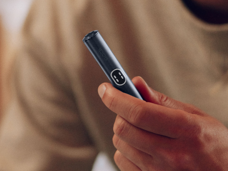 Ein IQOS ILUMA i PRIME Holder in der Farbe Midnight Black