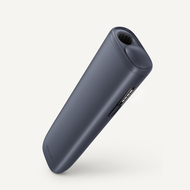Устройство IQOS ILUMA i ONE цвета чёрный полночный, в положении лёжа на правый бок