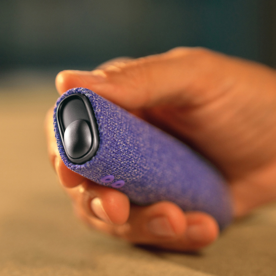 Рука держит устройство IQOS ILUMA i ONE с фиолетовым чехлом