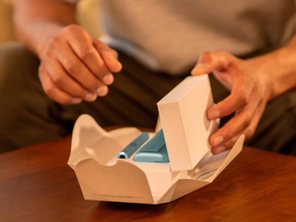 Person using IQOS ILUMA self-diagnostic tool