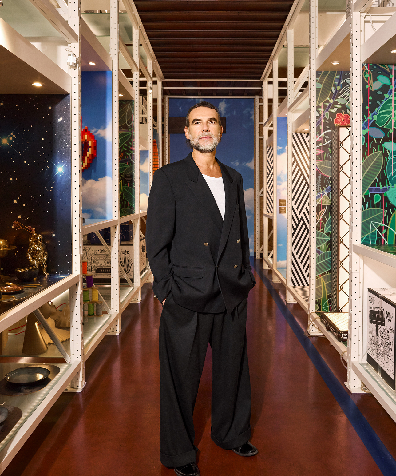 Italský designér Stefano Seletti zachycen na fotce stojící ve své prodejní galerii a obklopen svými návrhy.