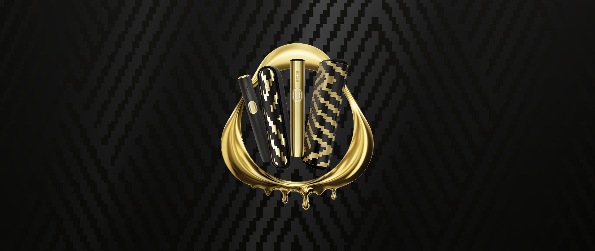 Uprostřed obrázku jsou zařízení IQOS ILUMA i PRIME a IQOS ILUMA i v barevném provedení Seletti a umístěná ve zlatém logu IQOS.