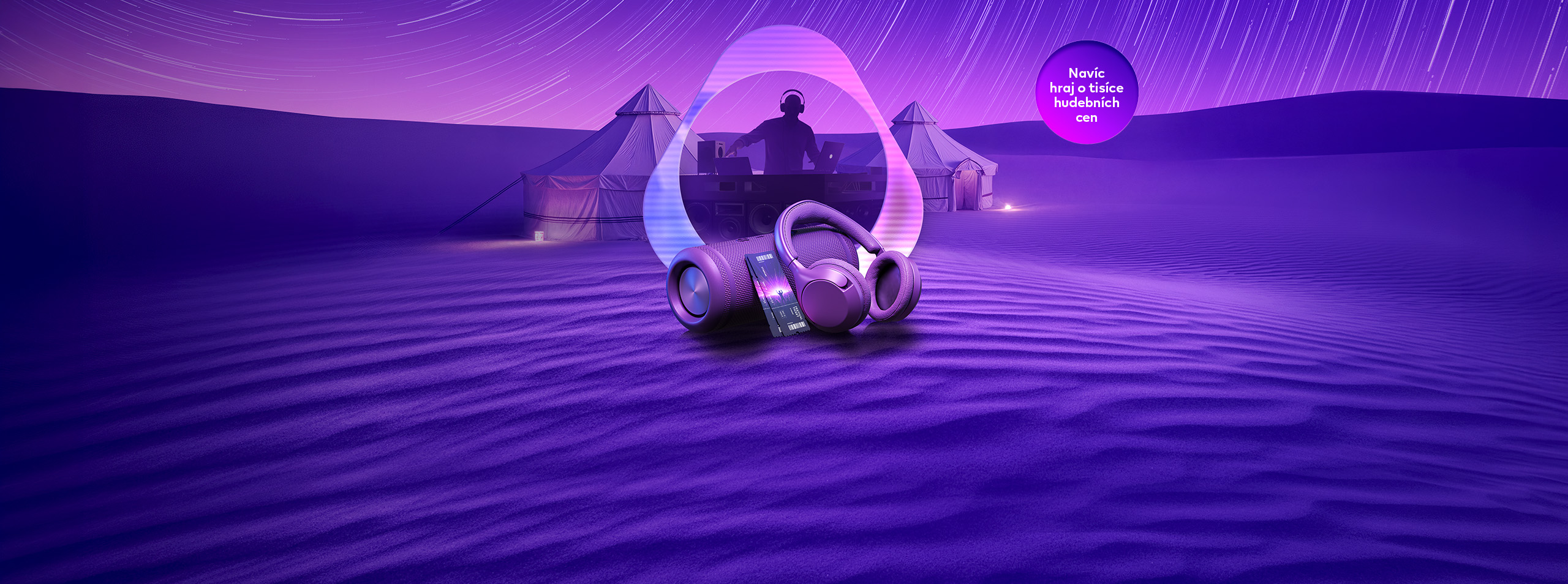 Ilustrace DJ na poušti s logem IQOS a hudebními cenami.