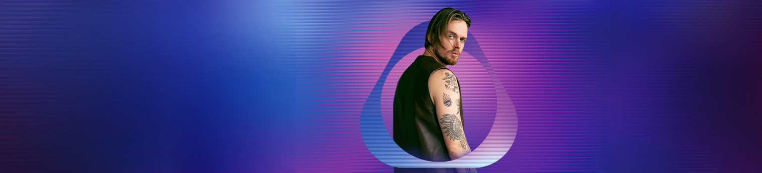 Paulie Garand na fialovém IQOS pozadí