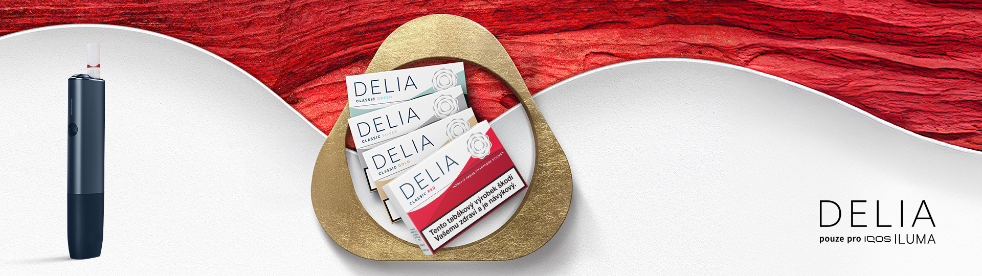 Krabičky DELIA na červenobílém pozadí se zařízením IQOS ILUMA ONE