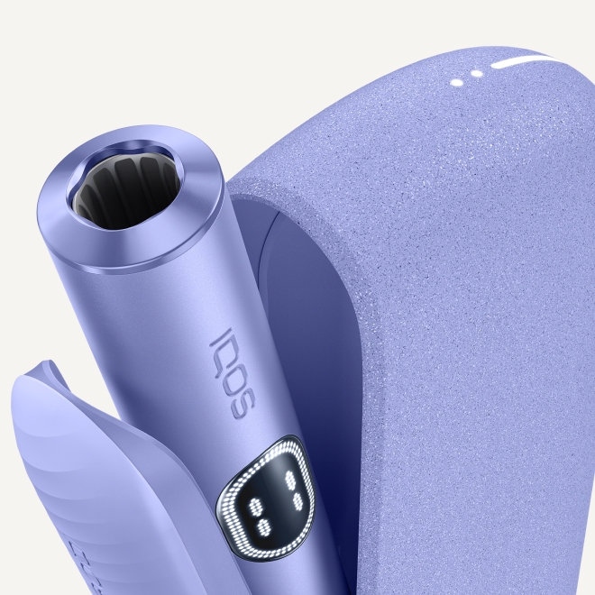 Zařízení IQOS ILUMA i v barvě Violet uvnitř otevřené nabíječky