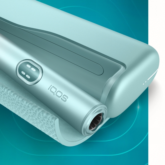 Zařízení IQOS ILUMA i PRIME v modré barvě uvnitř své nabíječky - detail
