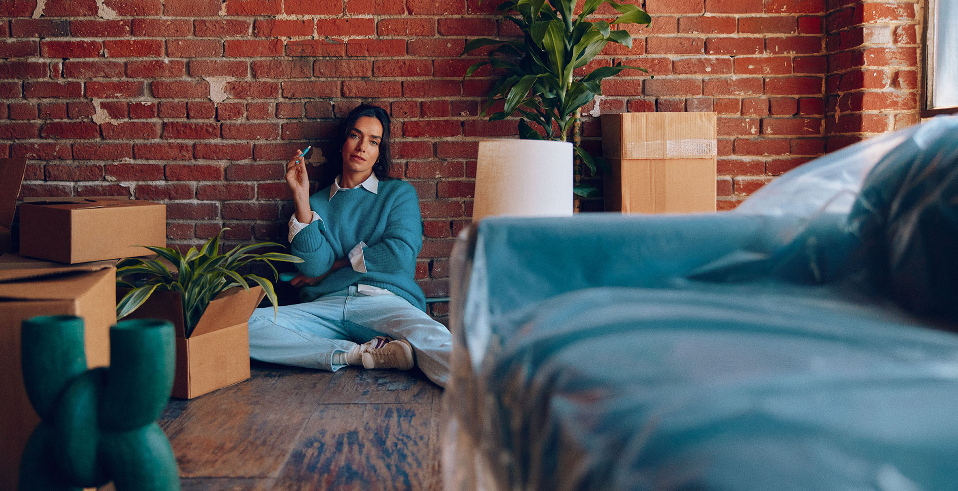 Žena sedí v otevřených dveřích