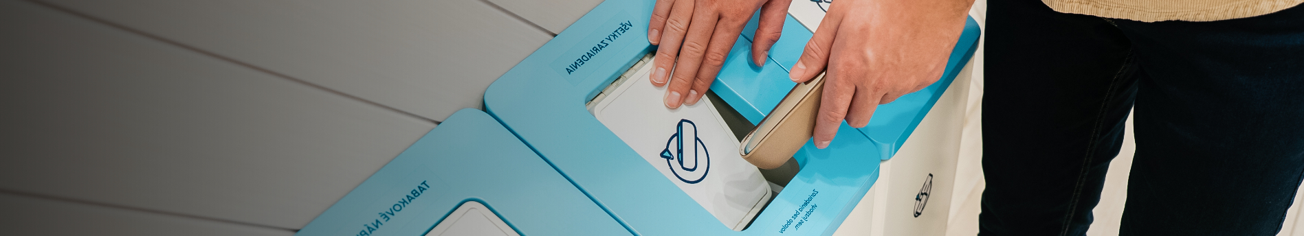 Muž vhazuje zařízení k recyklaci do sběrného boxu
