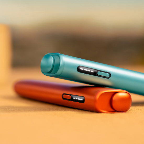 Modrý IQOS ILUMA i ONE nad tarracottovým IQOS ILUMA i ONE