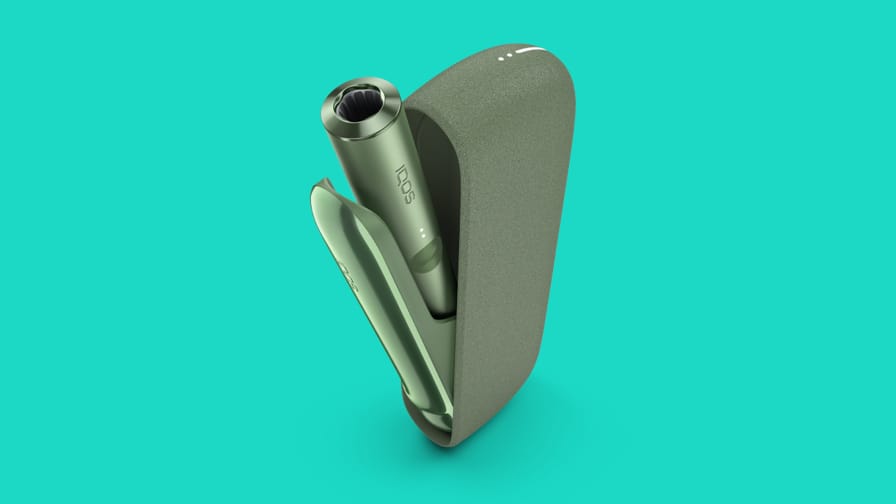 Moss Green nahřívač IQOS ILUMA uvnitř kapesní nabíječky.