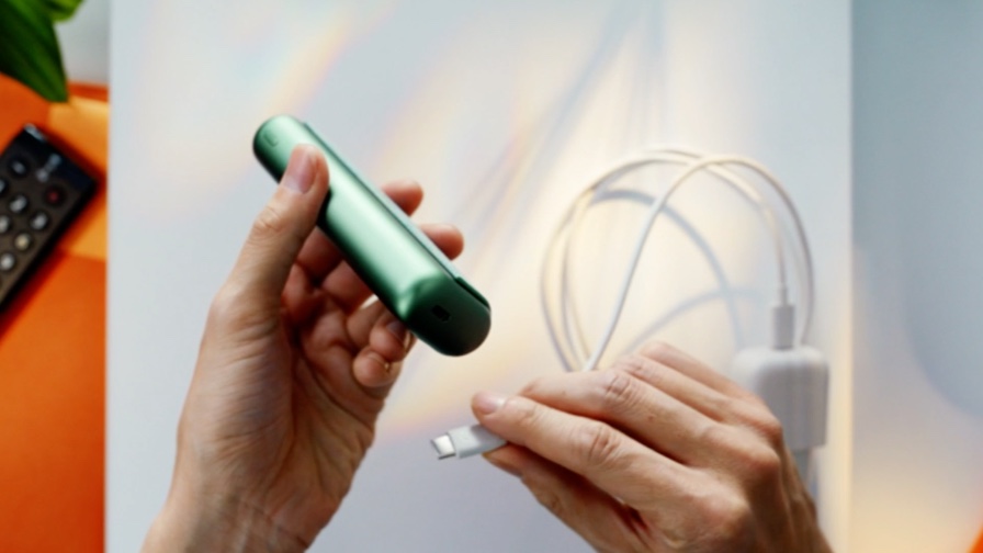 IQOS ILUMA ONE zapojený v napájecím adaptéru.