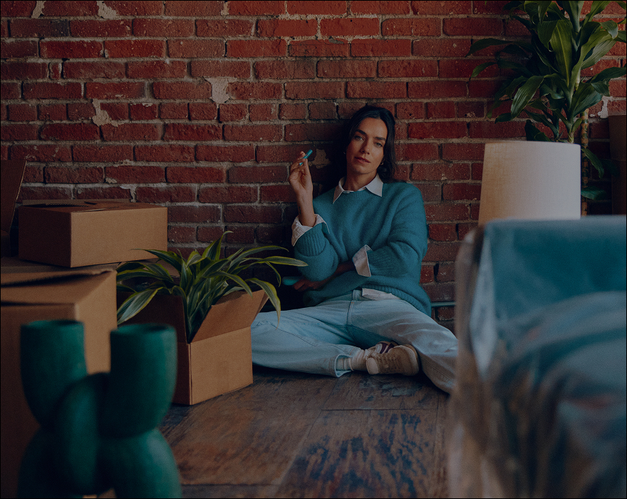 Mujer sosteniendo un IQOS ILUMA i PRIME en su mano