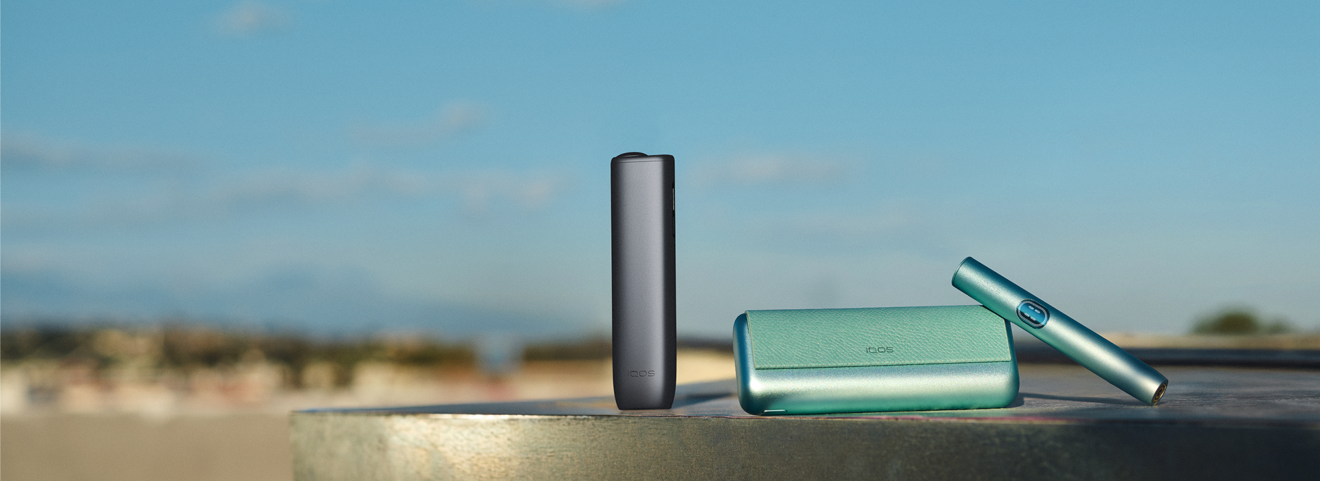 Un IOQS ILUMA i PRIME color Breeze Blue al lado de un IQOS ILUMA i ONE Midnight Black