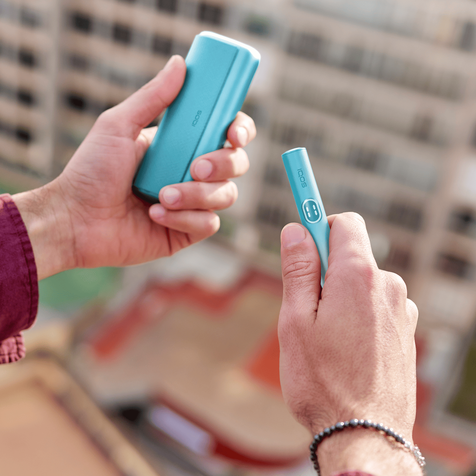 Persona sosteniendo un IQOS ILUMA i color Breeze Blue en sus manos