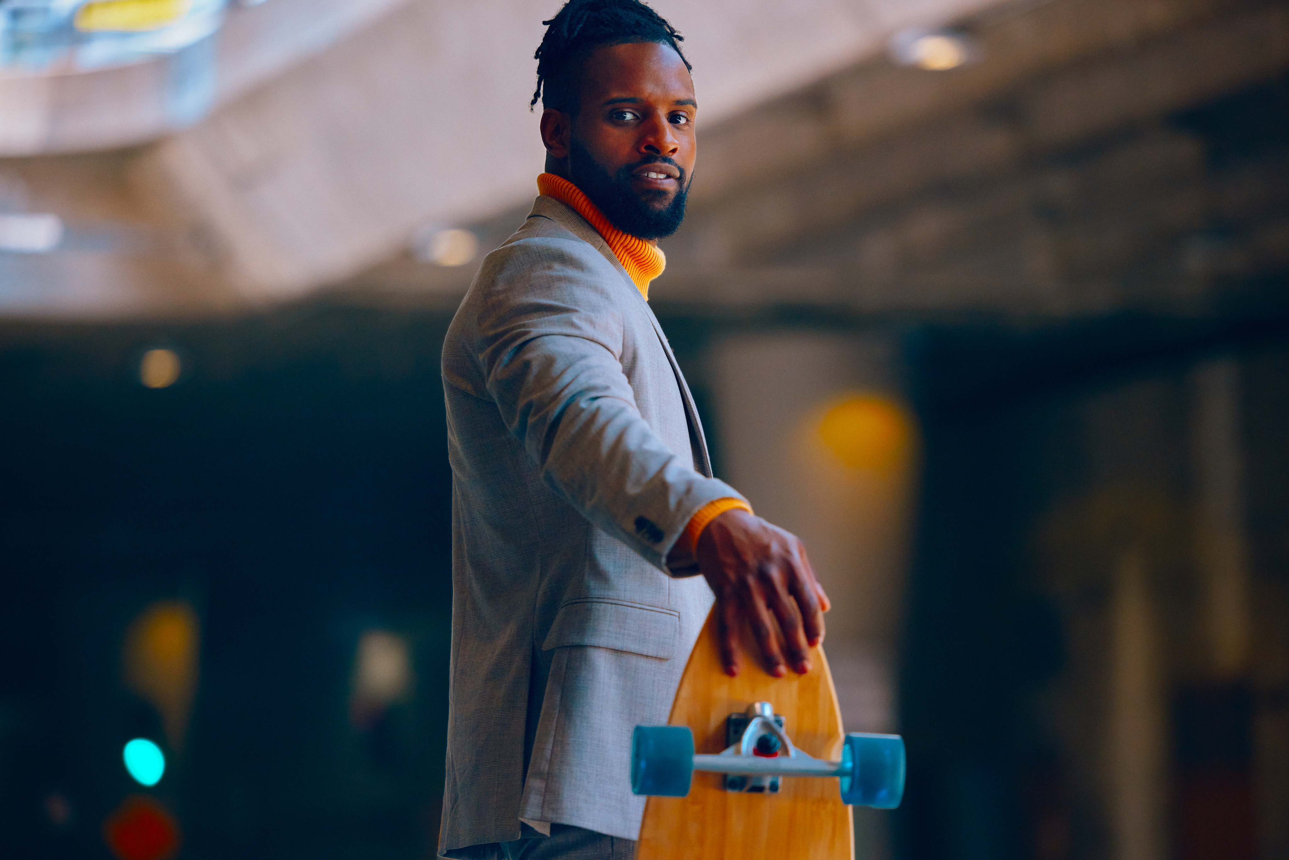 Hombre sosteniendo una patineta amarilla en su mano