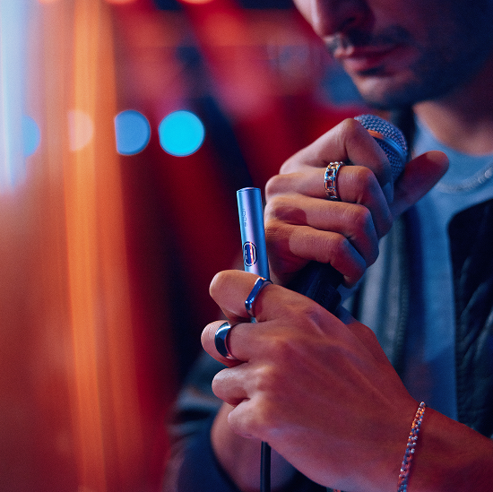  Persona sosteniendo un IQOS ILUMA i PRIME color Breeze Blue