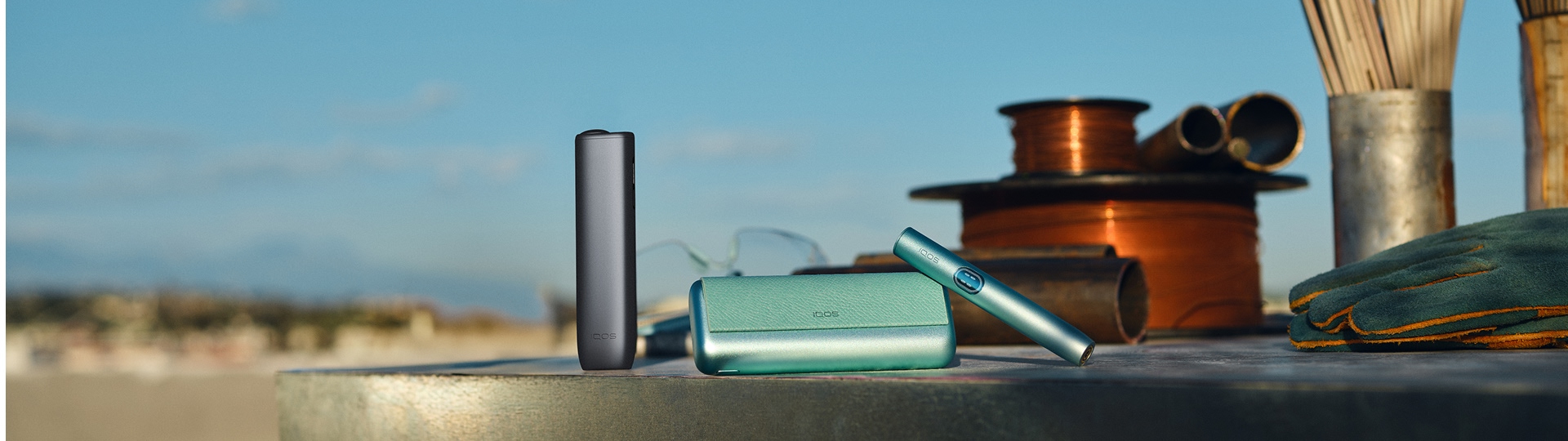 IQOS ILUMA i PRIME color Breeze Blue al lado de un IQOS ILUMA i ONE color midnight black