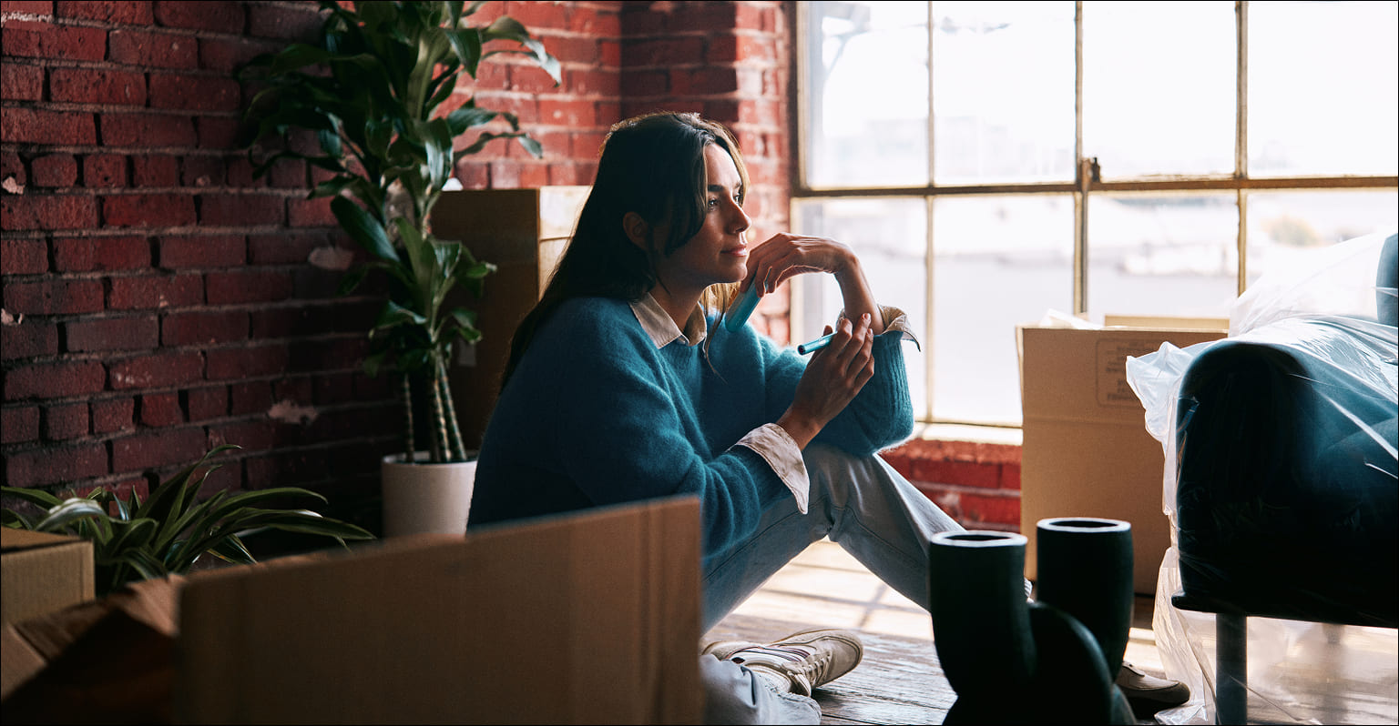 Mujer sosteniendo un IQOS ILUMA i PRIME en su mano