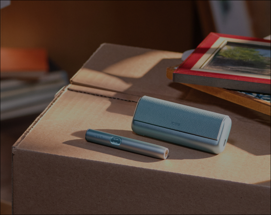 IQOS ILUMA i PRIME encima de una mesa