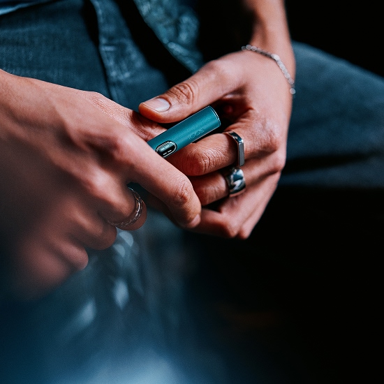 Un IQOS ILUMA i PRIME color Breeze Blue abierto