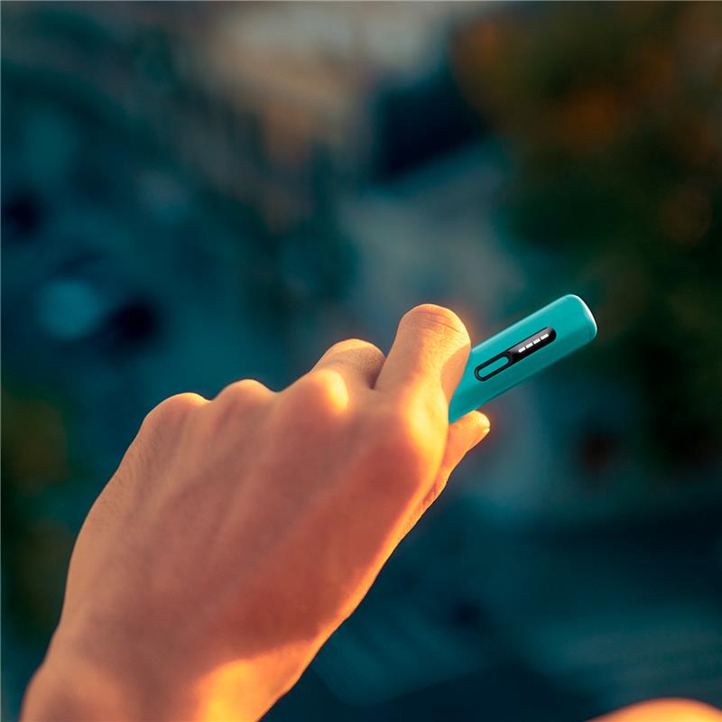 IQOS ILUMA i ONE color Midnight Black parado