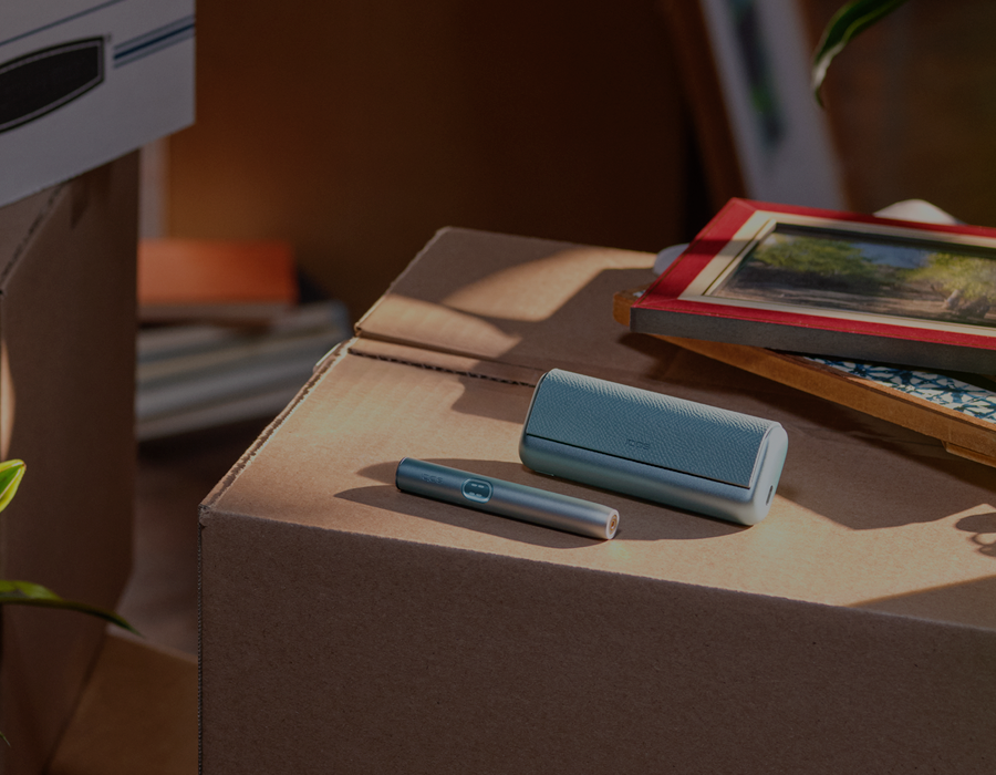 Un IOQS ILUMA i PRIME color Breeze Blue acostado sobre una mesa