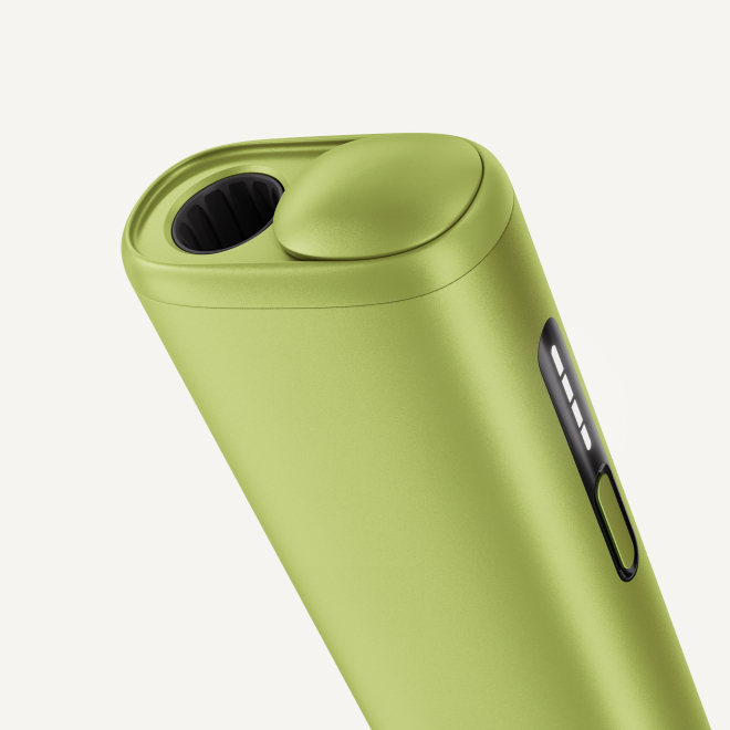 IQOS ILUMA i ONE على خلفية حمراء