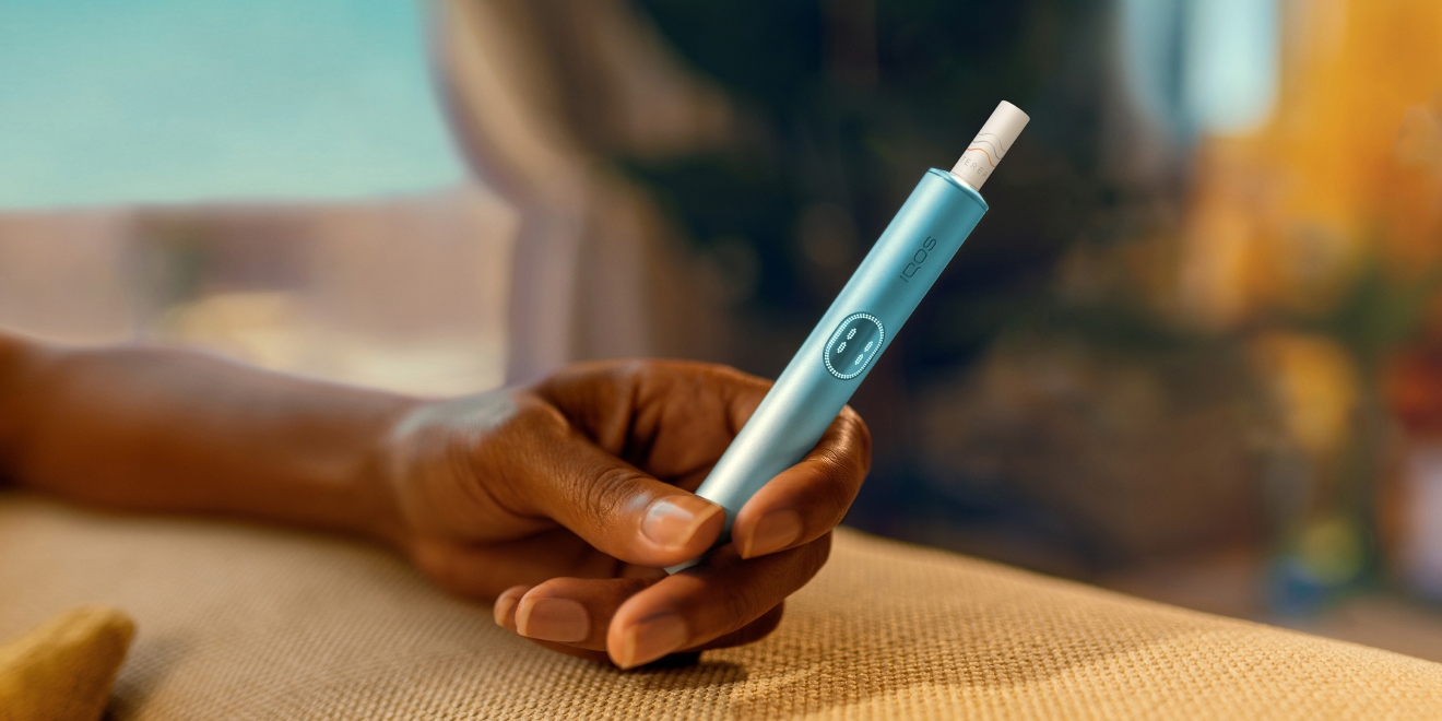 يد تحمل جهاز IQOS ILUMA.