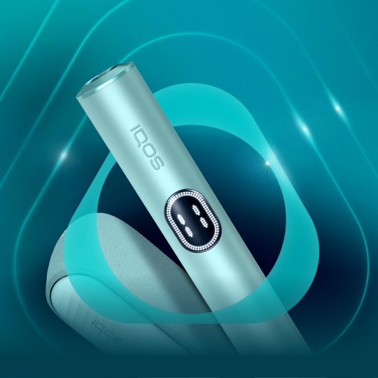 جهاز IQOS ILUMA i باللون الأزرق السماوي وشاحنه، داخل شعار IQOS